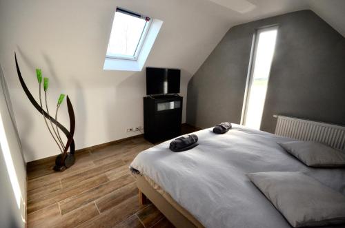 1 dormitorio con cama y ventana en Le Duplex de la Raveline en Sart-lez-Spa
