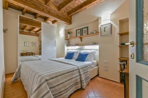 フィレンツェにあるAppartamento La Tranquillaのベッドルーム(青い枕の大型ベッド1台付)