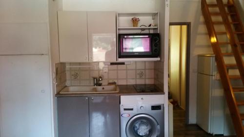 ヴィルヌーヴ・ルベにあるRésidence Cap Azur Appartement 217のキッチン(洗濯機、電子レンジ付)