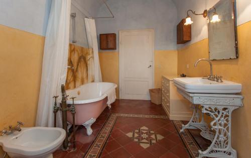 La salle de bains est pourvue d'une baignoire, de toilettes et d'un lavabo. dans l'établissement Tenuta di Spannocchia, à Rosia