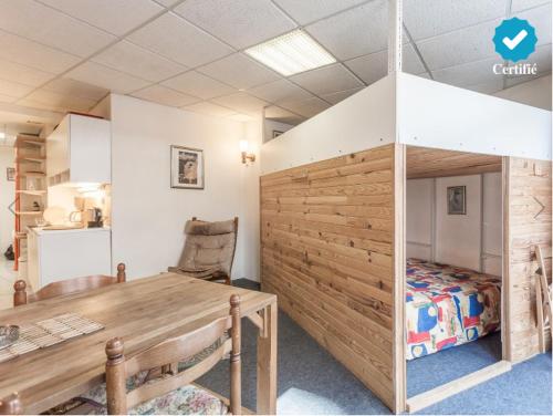 une chambre avec un lit superposé et une table dans l'établissement Friendly Budget-Studio 35m2 Paris Montmartre, à Paris