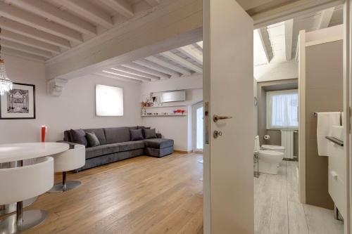 salon z kanapą i stołem w obiekcie Capitelli Suite we Florencji