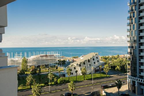 - une vue sur l'océan depuis un bâtiment dans l'établissement Panorama Sea Tower, à Batoumi