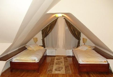 ヴァトラ・ドルネイにあるVila Iuliaの屋根付きの部屋のベッド2台