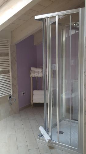 La salle de bains est pourvue d'une douche en verre. dans l'établissement Agriturismo Fioredizucca, à Albenga