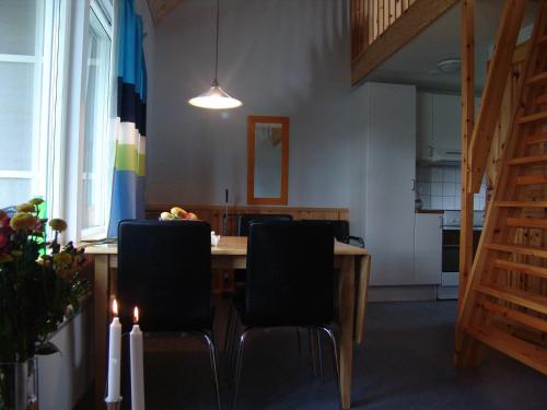 Ystad Camping في إيستاد: غرفة طعام مع طاولة وكرسيين
