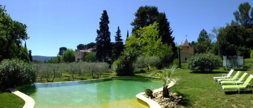 - une piscine dans une cour avec des chaises et des arbres dans l'établissement La Royante, à Aubagne