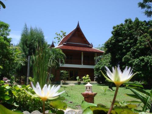 Taman di luar Symphony Villa