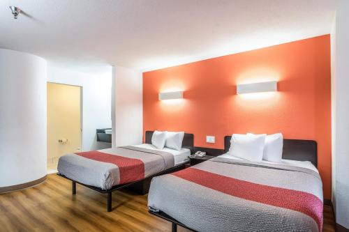 ハービーにあるMotel 6-Harvey, ILのオレンジ色の壁の客室内のベッド2台