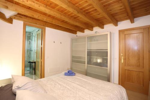 Giường trong phòng chung tại Miramar Ski a pie de pista - ÁTICO DUPLEX , 4 habitaciones