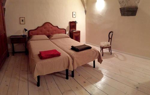 1 dormitorio con 1 cama grande y 1 silla en Bargello121, en Florencia