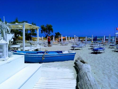 カロヴィーニョにあるLa Dimora Salentoのビーチでのブルーボート(椅子、パラソル付)