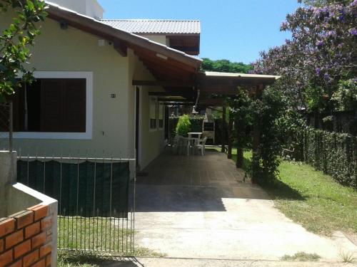 uma casa com um toldo sobre um pátio em Monsal Apartamento em Florianópolis