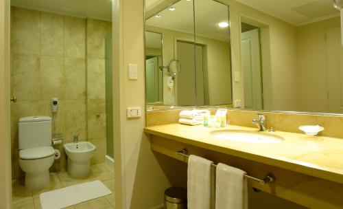 Kylpyhuone majoituspaikassa Austral Plaza Hotel