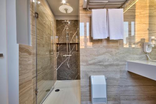 łazienka z prysznicem i umywalką w obiekcie Mint Suite No3 w mieście Valletta