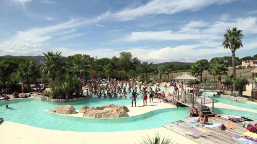 - un groupe de personnes dans une piscine d'un parc aquatique dans l'établissement Villa Virginie, à Saint-Tropez