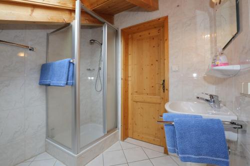 La salle de bains est pourvue d'une douche et d'un lavabo. dans l'établissement Ferienwohnungen Manger, à Schönau am Königssee