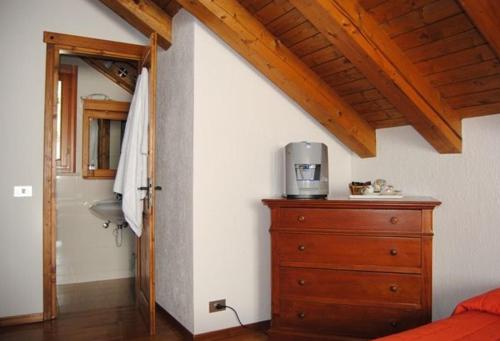 ein Schlafzimmer mit einer Kommode mit Kaffeemaschine in der Unterkunft Chalet Plan Gorret in Courmayeur