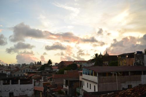 una vista de una ciudad con un cielo nublado en Salvador Dance-Hall Cuartos Privados, en Salvador