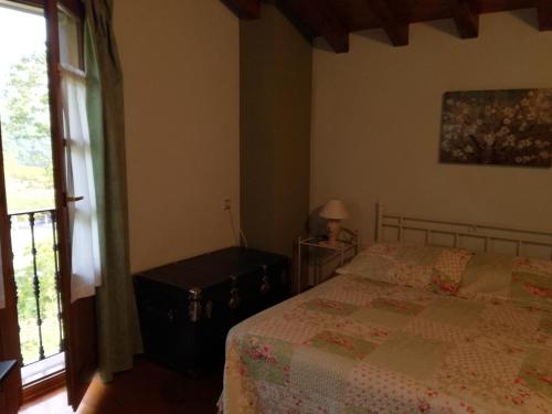 a bedroom with a bed and a window at Casa Exkanda Etxea in Sumbilla