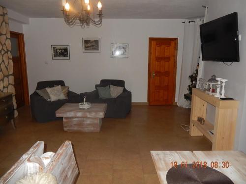 a living room with a couch and a tv at U Hanki in Biały Dunajec