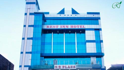 um edifício com uma placa que lê o hotel em Restinn Hotel em Maulvi Bāzār