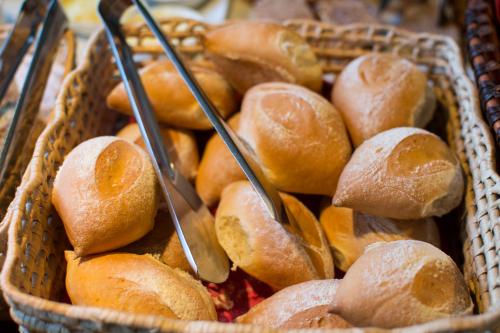 two baskets filled with buns with sticks in them at Pousada Chão de Minas Ouro Preto in Ouro Preto