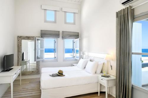 Postel nebo postele na pokoji v ubytování Skyros Ammos Hotel