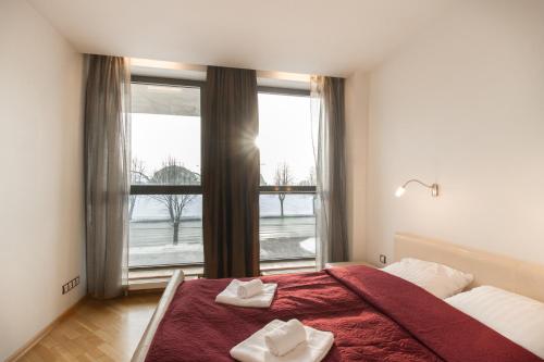 um quarto com uma cama vermelha e uma janela em Riga City Center Apartment em Riga