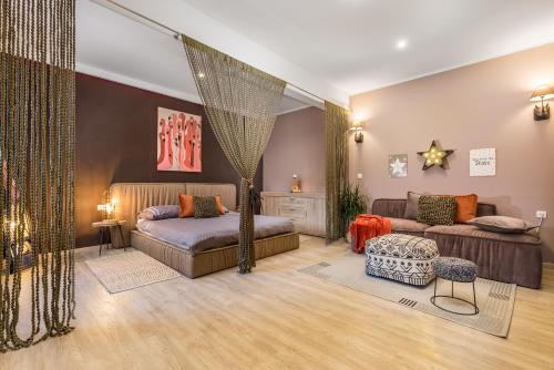 ein Wohnzimmer mit 2 Sofas und einem Baum in der Unterkunft Kappa apartments in Rijeka