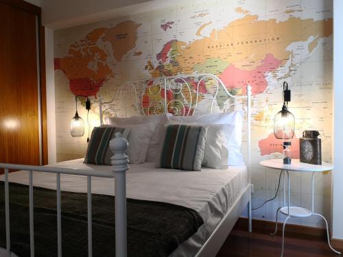 een slaapkamer met een bed met een kaart aan de muur bij Travellers Pearl by Storytellers in Funchal