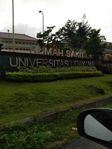 a sign for the entrance to the university of umericasiudaya at Wika Bali Beach House in Jimbaran
