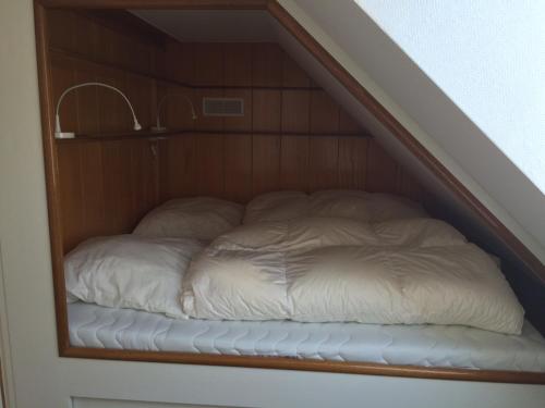 a bed in the corner of a room at Altstadt-Domizil 6 in Leer