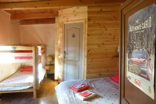 a bedroom with two bunk beds in a cabin at Au Bout De La Route in Prads-Haute-Bléone