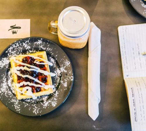 un piatto nero con un pezzo di dessert su un tavolo di La Maison SR a Campobasso