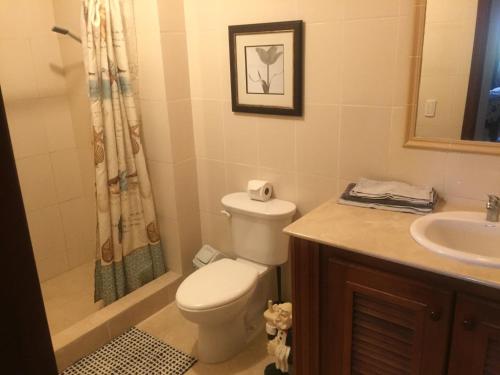 Ένα μπάνιο στο The Cove Apartments