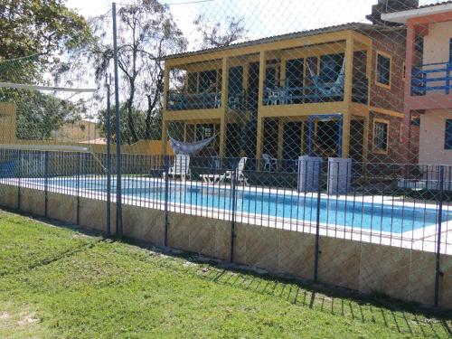 Swimmingpoolen hos eller tæt på Chalés Pôr do Sol