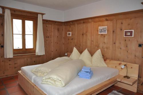 シュクオルにあるBagneraの木製の壁のベッドルーム1室(大型ベッド1台付)