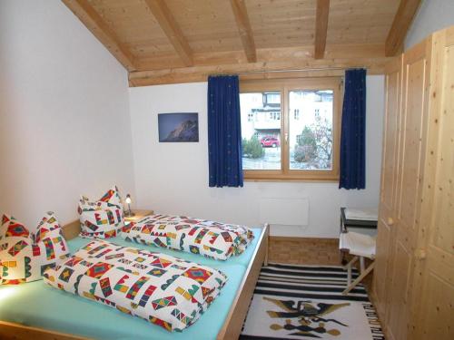 シュクオルにあるPütvia E6のベッドルーム1室(ベッド2台、窓付)