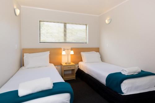 Postel nebo postele na pokoji v ubytování The Sands Hotel Hokianga