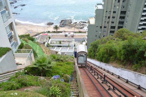 pociąg na torach obok plaży w obiekcie Euromarina 2 Adconedif w mieście Viña del Mar