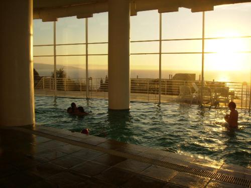 a group of people swimming in a swimming pool at Euromarina 2 Adconedif in Viña del Mar