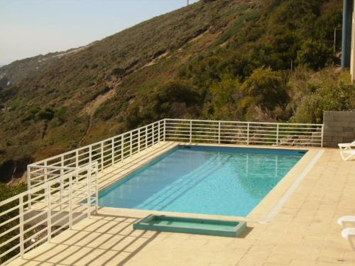een groot zwembad met een berg op de achtergrond bij Euromarina 2 Adconedif in Viña del Mar