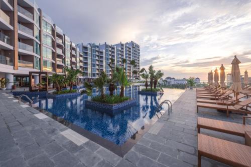 The swimming pool at or close to FLC Grand Hotel Samson