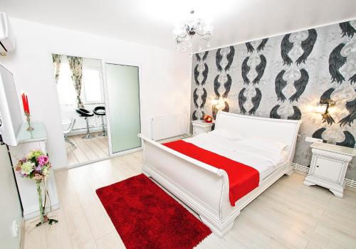 ガラツィにあるJazz Studioのベッドルーム1室(白いベッド1台、赤いラグ付)