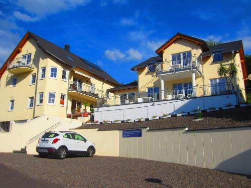 a white car parked in front of a building at Cochem Ferienwohnung Scheuer in Cochem