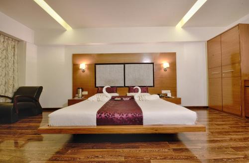 1 dormitorio con 1 cama grande en una habitación en Hotel Platinum Residency, en Ahmedabad