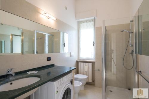 ein Bad mit einem Waschbecken, einem WC und einer Dusche in der Unterkunft Camere Pallotta in Macerata