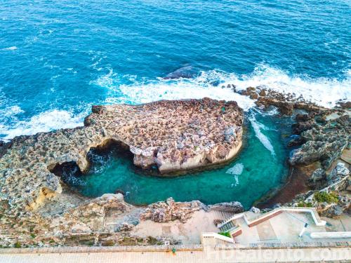 una vista aérea de una formación rocosa en el océano en La Casa di Amantia en Corsano