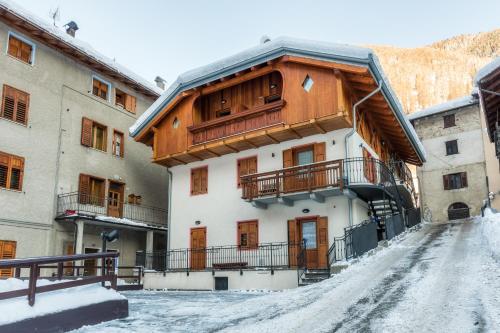 a building with a wooden roof in the snow at Casa Elena in Rabbi